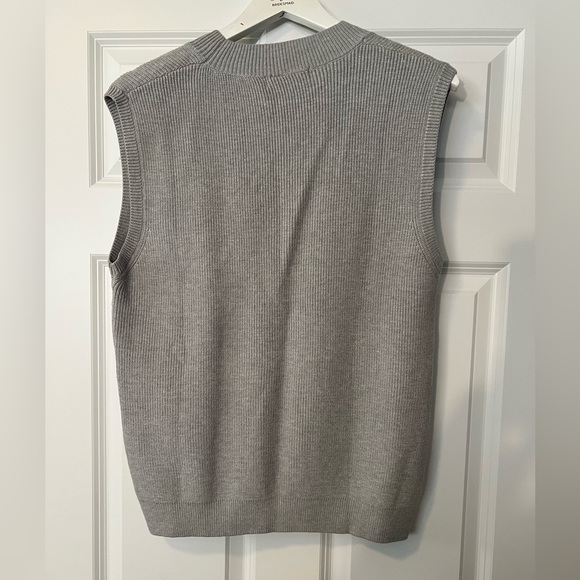 Women’s Amazon gray sleeveless knit sweater top. NEW! - Picture 2 of 5